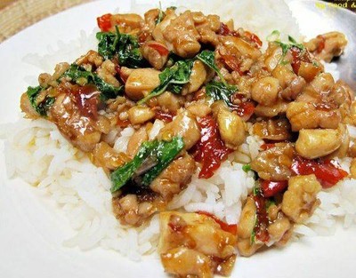 กระเพราไก่ราดข้าวหอมมะลิ