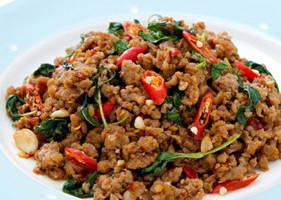 กระเพราหมูสับราดข้าวหอมมะลิ