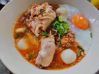 เมนูของร้าน ก๋วยเตี๋ยวในรู ถนนนางงาม