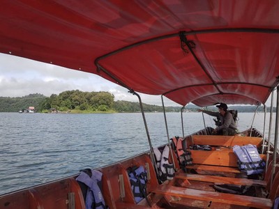 พี่ที่ขับเรือของที่พักเล่าถึงความเป็นมาของวัดที่นี้