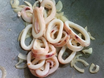 วิธีทำ หมึกผัดผงกะหรี่ วิธีทำ หมึกผัดผงกะหรี่