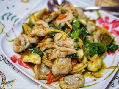 ลูกชิ้นปลากรายผัดฉ่า