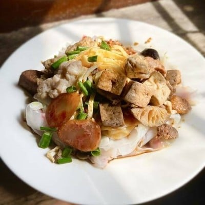 ก๋วยเตี๋ยวหลอดทรงเครื่อง-เปาะเปี๊ยะสด Byคุณเอ็นดู ตลาดวังหลัง-รพ.ศิริราช