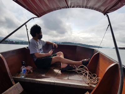 เรือที่พักมารับเรานั่งสบายกว้างขวาง