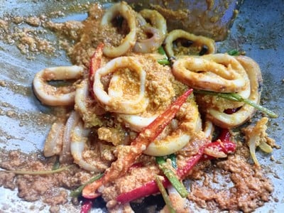 วิธีทำ หมึกผัดผงกะหรี่ วิธีทำ หมึกผัดผงกะหรี่