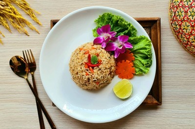 J01ข้าวผัดผักดำ ฉ่ำใจ (Ganachai fried Rice)