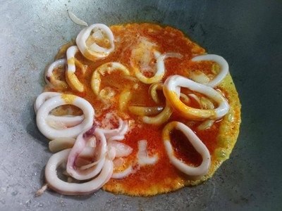 วิธีทำ หมึกผัดผงกะหรี่ วิธีทำ หมึกผัดผงกะหรี่