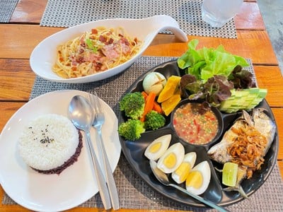 บ้านไม้ขาว