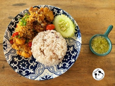 ข้าวปลากะพงทอดคั่วพริกเกลือ