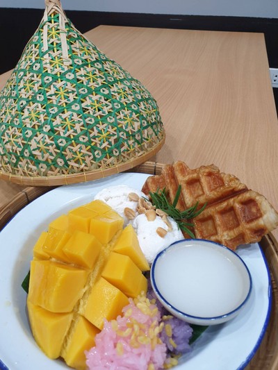 หลงเข้าไปร้านเล็กๆ แต่อร่อยเฉย ข้าวเหนียวมูนคือดีย์มาก เม็ดเรียงตัวสวย มะม่วงหวา