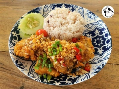 ข้าวปลากะพงทอดคั่วพริกเกลือ