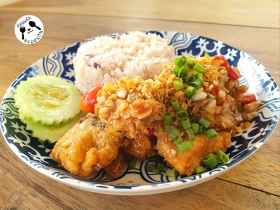 ข้าวปลากะพงทอดคั่วพริกเกลือ