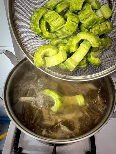 วิธีทำ ต้มมะระ ผักกาดดอง กระดูกหมู