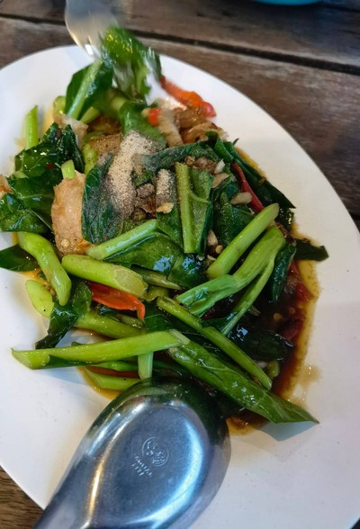 คะน้าหมูกรอบ