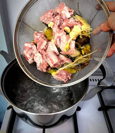 วิธีทำ ต้มมะระ ผักกาดดอง กระดูกหมู