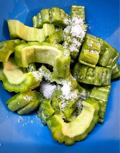 วิธีทำ ต้มมะระ ผักกาดดอง กระดูกหมู