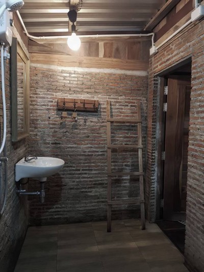 ห้องน้ำผนังอิฐ ให้ความเป็นธรรมชาติมาก