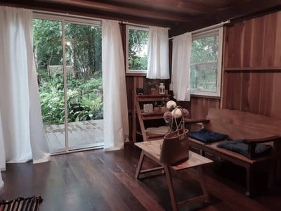 ห้องนั่งเล่นเห็นบรรยากาศภายนอก
รู้สึกถึงความผ่อนคลาย