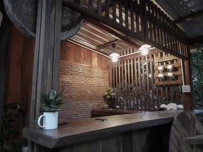 ท่ามกลางบรรยากาศที่ธรรมชาติมีฉากหลังเป็นทิวเขาเเละสายน้ำ