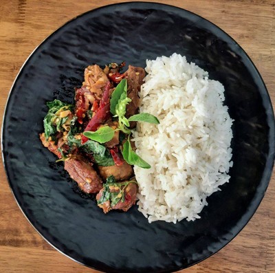 ข้าวกะเพราพริกแห้งหมูตุ๋น