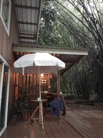 เคาน์เตอร์บาร์ไม้ด้านนอกนั่งชมบรรยากาศจิบกาแฟนี่ดีเลยทีเดียว