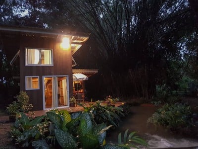 ท่ามกลางบรรยากาศที่ธรรมชาติมีฉากหลังเป็นทิวเขาเเละสายน้ำ