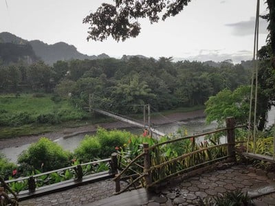 เราข้ามมาจากฝั่งทางวัด