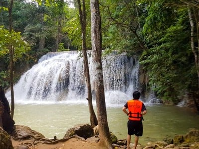 ท่ามกลางบรรยากาศที่ธรรมชาติมีฉากหลังเป็นทิวเขาเเละสายน้ำ