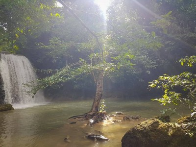 ท่ามกลางบรรยากาศที่ธรรมชาติมีฉากหลังเป็นทิวเขาเเละสายน้ำ