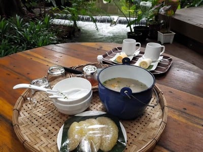 อาหารเช้าของที่พักจัดไว้ให้ ข้าวต้มร้อนๆ มาแบบโถ ยังคงความน่ารักและน่าทาน