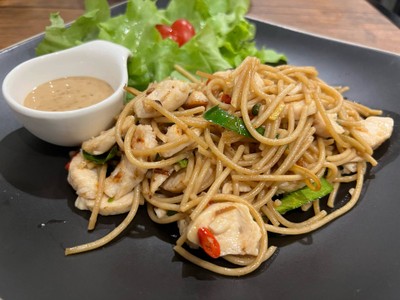 สปาเก็ตตี้โฮลวีทผัดพริกสดไก่