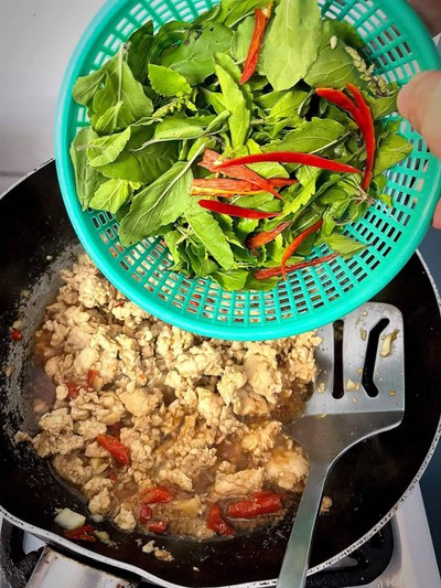 วิธีทำ กะเพราไก่ไข่สองใจ 💕 วิธีทำ กะเพราไก่ไข่สองใจ 💕