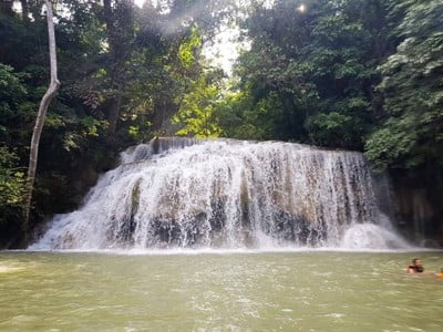 ท่ามกลางบรรยากาศที่ธรรมชาติมีฉากหลังเป็นทิวเขาเเละสายน้ำ