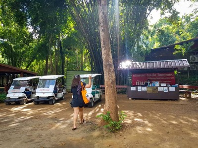 ชิลๆไม่เสียเวลา นั่งรถกอล์ฟไปไม่เกิน 5 นาทีก็ถึงแล้วค่าบริการคนละ30 บาท