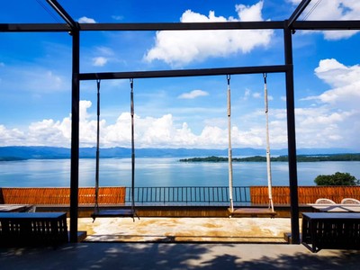 ท่ามกลางบรรยากาศที่ธรรมชาติมีฉากหลังเป็นทิวเขาเเละสายน้ำ