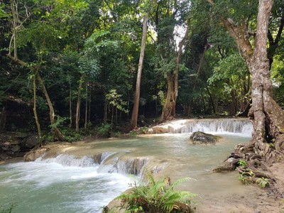 ท่ามกลางบรรยากาศที่ธรรมชาติมีฉากหลังเป็นทิวเขาเเละสายน้ำ