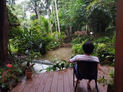 ท่ามกลางบรรยากาศที่ธรรมชาติมีฉากหลังเป็นทิวเขาเเละสายน้ำ