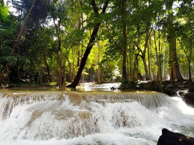 ท่ามกลางบรรยากาศที่ธรรมชาติมีฉากหลังเป็นทิวเขาเเละสายน้ำ
