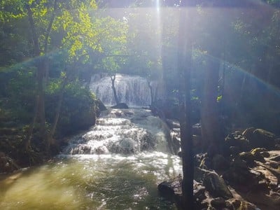 ท่ามกลางบรรยากาศที่ธรรมชาติมีฉากหลังเป็นทิวเขาเเละสายน้ำ