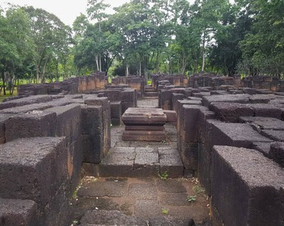 ท่ามกลางบรรยากาศที่ธรรมชาติมีฉากหลังเป็นทิวเขาเเละสายน้ำ