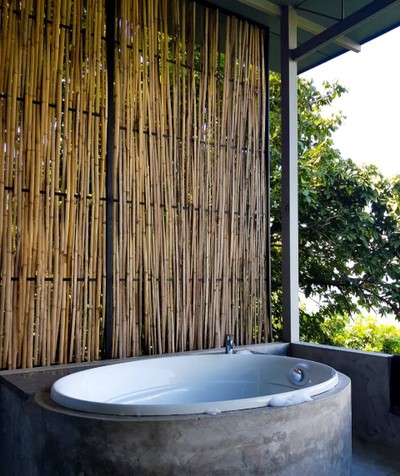 ท่ามกลางบรรยากาศที่ธรรมชาติมีฉากหลังเป็นทิวเขาเเละสายน้ำ