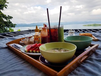 ท่ามกลางบรรยากาศที่ธรรมชาติมีฉากหลังเป็นทิวเขาเเละสายน้ำ