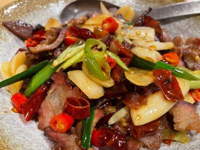 เนื้อรมควันผัดต้นกระเทียม