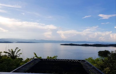 ท่ามกลางบรรยากาศที่ธรรมชาติมีฉากหลังเป็นทิวเขาเเละสายน้ำ