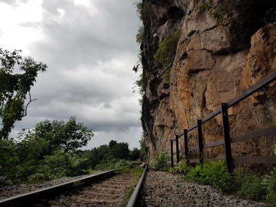 ท่ามกลางบรรยากาศที่ธรรมชาติมีฉากหลังเป็นทิวเขาเเละสายน้ำ