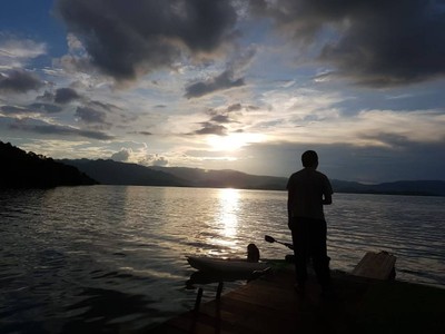 ยามที่พระอาทิตย์ตกดิน ดวงอาทิตย์ที่สะท้อนผิวน้ำสวยมาก