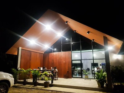 มีทั้งโซนห้องแอร์ และรับอากาศด้านนอกฟีลสบายๆ