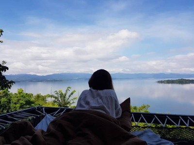 ท่ามกลางบรรยากาศที่ธรรมชาติมีฉากหลังเป็นทิวเขาเเละสายน้ำ