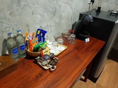 มินิบาร์ ภายในห้องพัก ฟรี เฉพาะชุดชา,กาแฟแคปซูล น้ำดื่ม ขวด และขนม