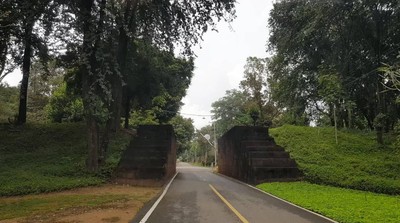 ท่ามกลางบรรยากาศที่ธรรมชาติมีฉากหลังเป็นทิวเขาเเละสายน้ำ